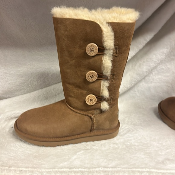 FEW LEFT! Kids Ugg Bailey Button Triplett Winter Boots - Picture 3 of 9